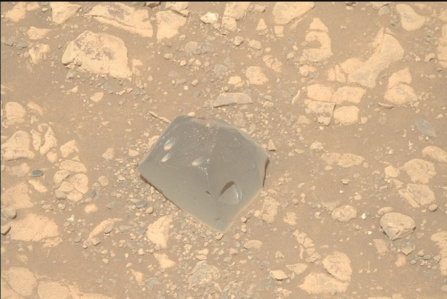 Durante sua expedição na Cratera Jezero, em Marte, o rover Perseverance identificou uma rocha que despertou a curiosidade da equipe da Nasa por suas características peculiares (Foto: X)