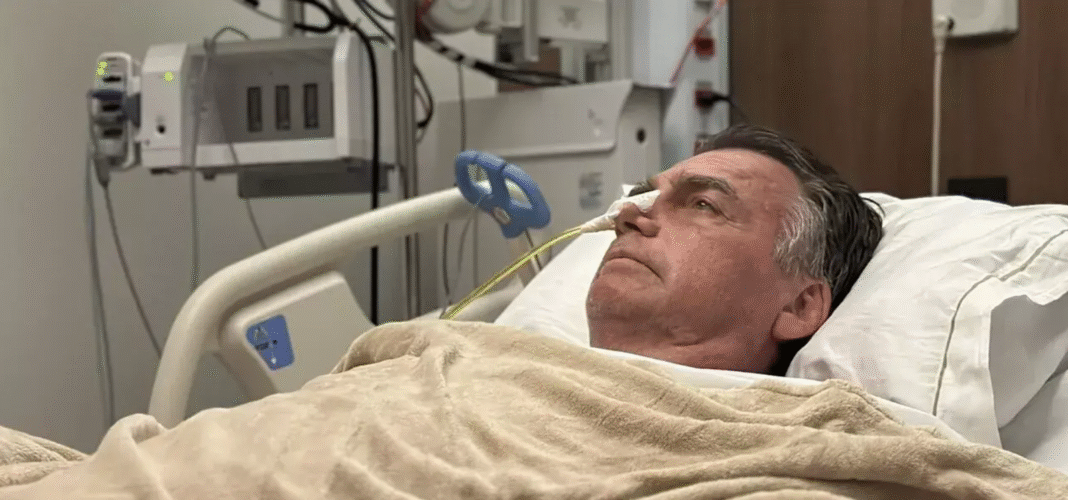 Internado na Unidade de Terapia Intensiva (UTI) do hospital DF Star, em Brasília, o ex-presidente Jair Bolsonaro (PL) apresentou evolução clínica e iniciou uma dieta líquida nesta quarta-feira (30). (Foto: X)