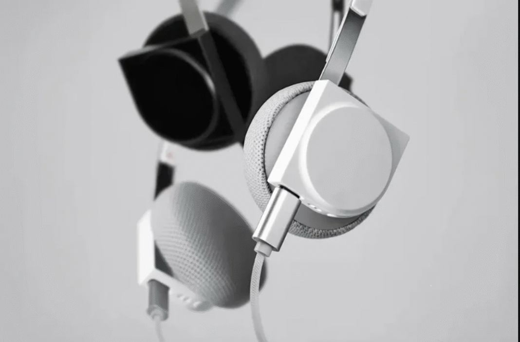 Apresentado pela primeira vez em uma plataforma de financiamento coletivo em julho do ano passado, o acessório foi desenvolvido para remeter aos fones de ouvido que acompanhavam os icônicos Walkmans da Sony, lançados em 1979 (Foto: X)