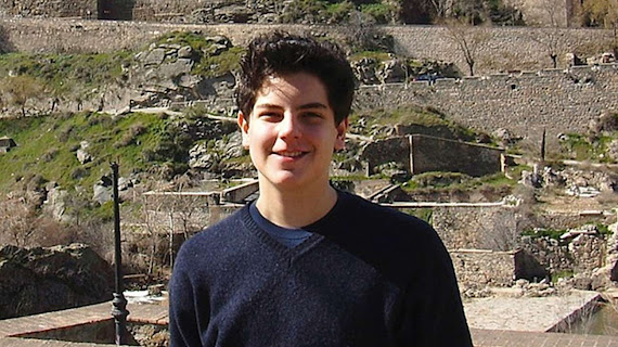 O Vaticano suspendeu a canonização de Carlo Acutis, jovem beato conhecido por divulgar a fé católica por meio da internet, após o falecimento do papa Francisco (Foto: X)