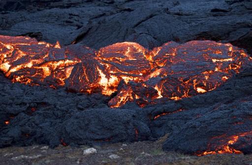 Uma nova erupção vulcânica na Islândia pegou moradores e especialistas de surpresa nesta terça-feira (1º) (Foto: X)