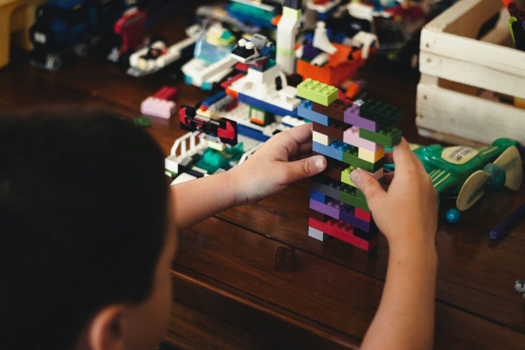No dia 2 de abril, o mundo se une para conscientizar sobre o Transtorno do Espectro Autista (TEA), uma condição que afeta a comunicação e a interação social (Foto: Unsplash)