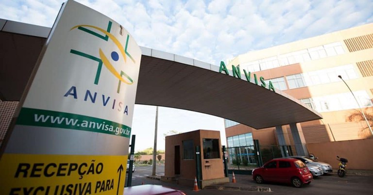 A Agência Nacional de Vigilância Sanitária (Anvisa) determinou a retirada de circulação do soro Ringer com Lactato, fabricado pela Halex Istar Indústria Farmacêutica, após ser identificado um corpo estranho em uma das unidades do produto (Foto: X)