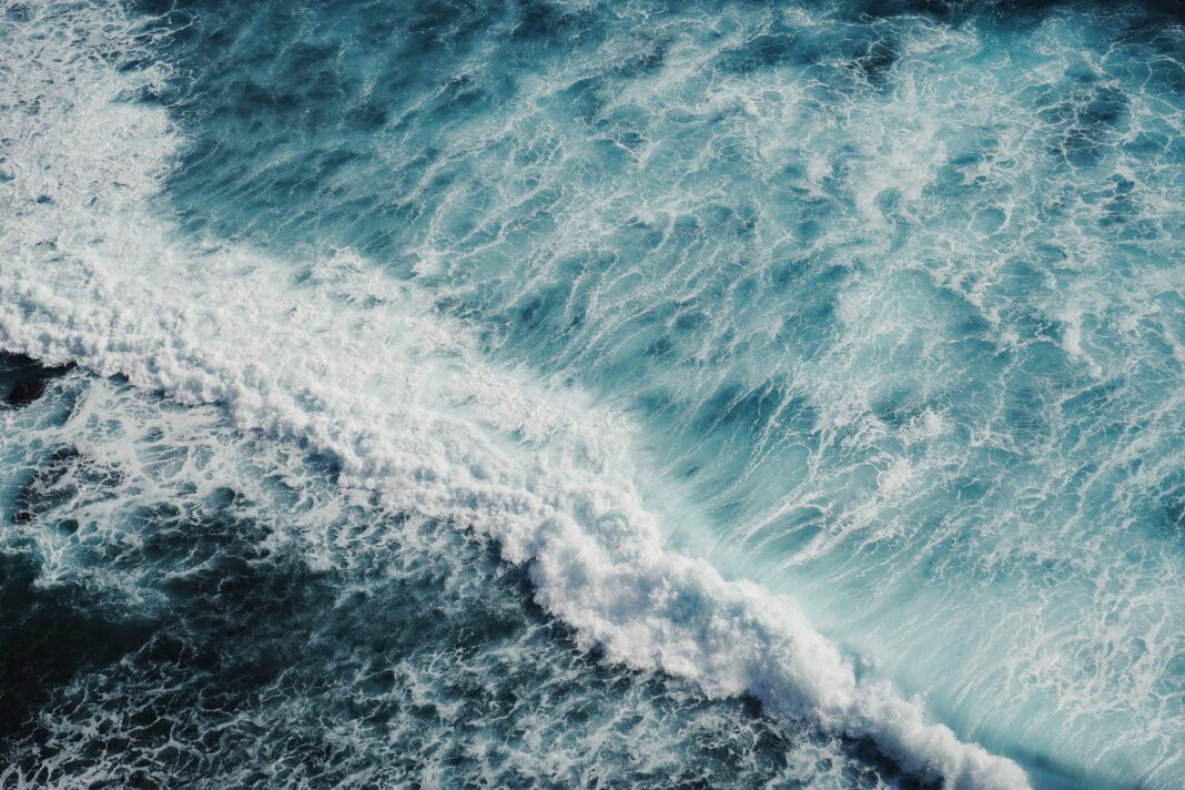 Os oceanos da Terra, que hoje vemos em tons azulados, podem ter exibido uma aparência muito diferente no passado. (Foto: Unsplash)