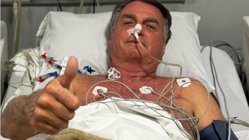 Quase sete anos após ser atingido por uma faca durante a campanha presidencial de 2018, Jair Bolsonaro (PL) continua enfrentando desdobramentos médicos decorrentes daquele episódio (Foto: X)