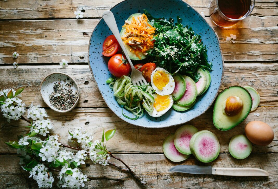 Experiências semelhantes já foram observadas em outros países, como Chile e México, onde políticas de rotulagem ajudaram a reduzir significativamente o consumo de produtos ultraprocessados (Foto: Unsplash)