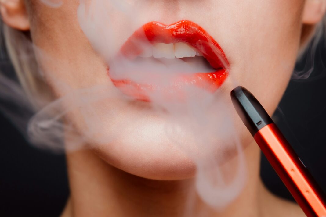 O uso frequente de cigarros eletrônicos levou uma adolescente de 17 anos, nos Estados Unidos, a ser diagnosticada com uma condição pulmonar severa, conhecida popularmente como “pulmão de pipoca” (Foto: Unsplash)