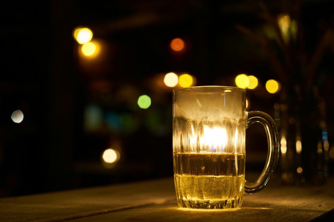 Consumir bebidas alcoólicas com frequência pode comprometer a saúde do cérebro a longo prazo, especialmente quando a ingestão ultrapassa sete doses por semana (Foto: Unsplash)