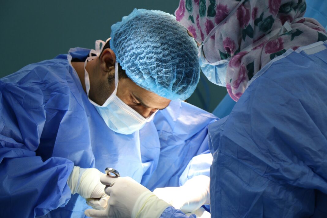 O que era para ser apenas uma cirurgia rotineira no joelho se transformou em um caso raro que despertou o interesse da comunidade médica internacional (Foto: Unsplash)