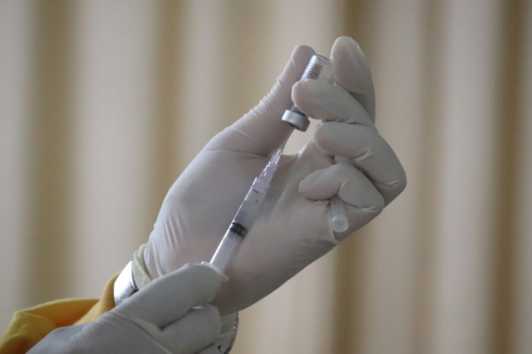 O Ministério da Saúde anunciou nesta sexta-feira (25) que deu início ao processo para avaliar a inclusão da vacina contra a herpes-zóster no Sistema Único de Saúde (SUS). (Foto: Unsplash)