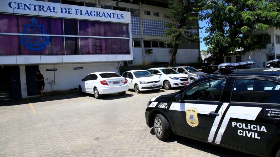 A confiança na estrutura policial foi usada como isca por criminosos que aplicaram um golpe dentro da própria Central de Flagrantes da Polícia Civil, em Goiânia (Foto: X)
