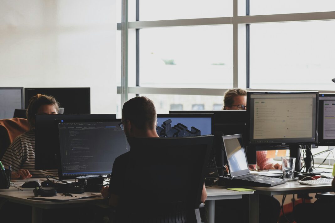 Uma proposta em debate na Câmara dos Deputados que propõe mudanças na jornada semanal de trabalho pode causar impacto severo no mercado de trabalho brasileiro (Foto: Unsplash)