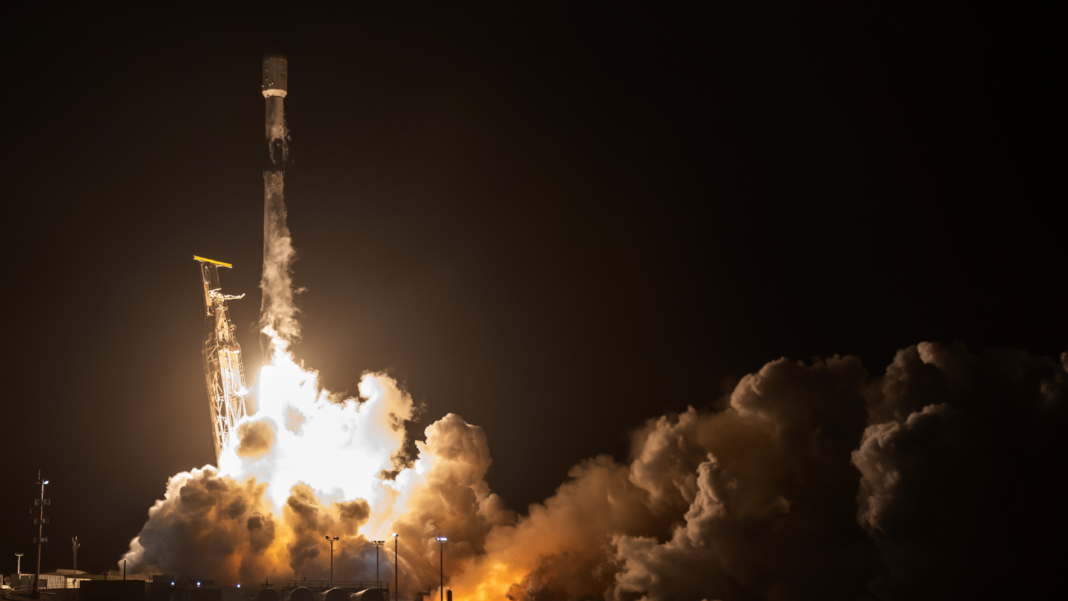 A exploração espacial ganhou um novo marco com o lançamento da missão Fram2 pela SpaceX na noite de segunda-feira (Foto: X)
