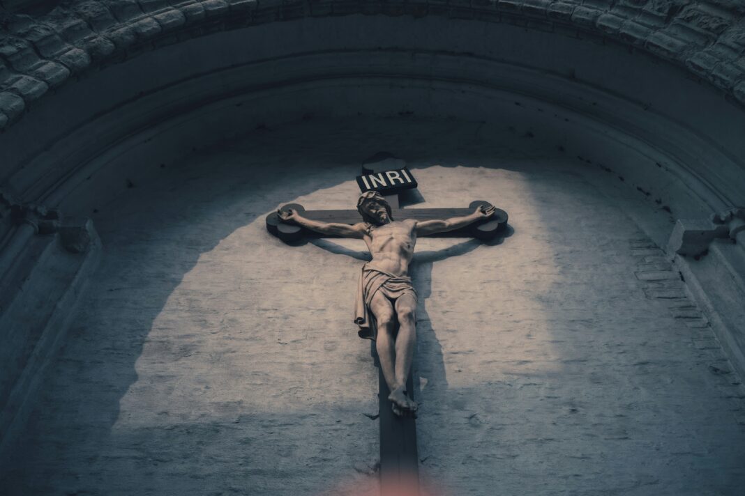 Pesquisadores de diversas áreas das ciências humanas têm se debruçado sobre uma tarefa complexa e instigante: compreender quem teria sido, de fato, o homem chamado Jesus de Nazaré (Foto: Unsplash)