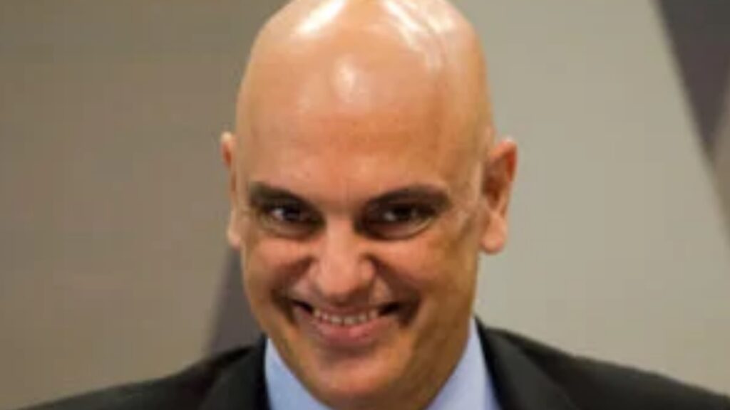 Durante a sessão desta terça-feira (20), o ministro Alexandre de Moraes, do Supremo Tribunal Federal (STF), usou o humor para reagir a apelidos atribuídos a ele por militares investigados no inquérito que apura uma tentativa de golpe de Estado (Foto: X)