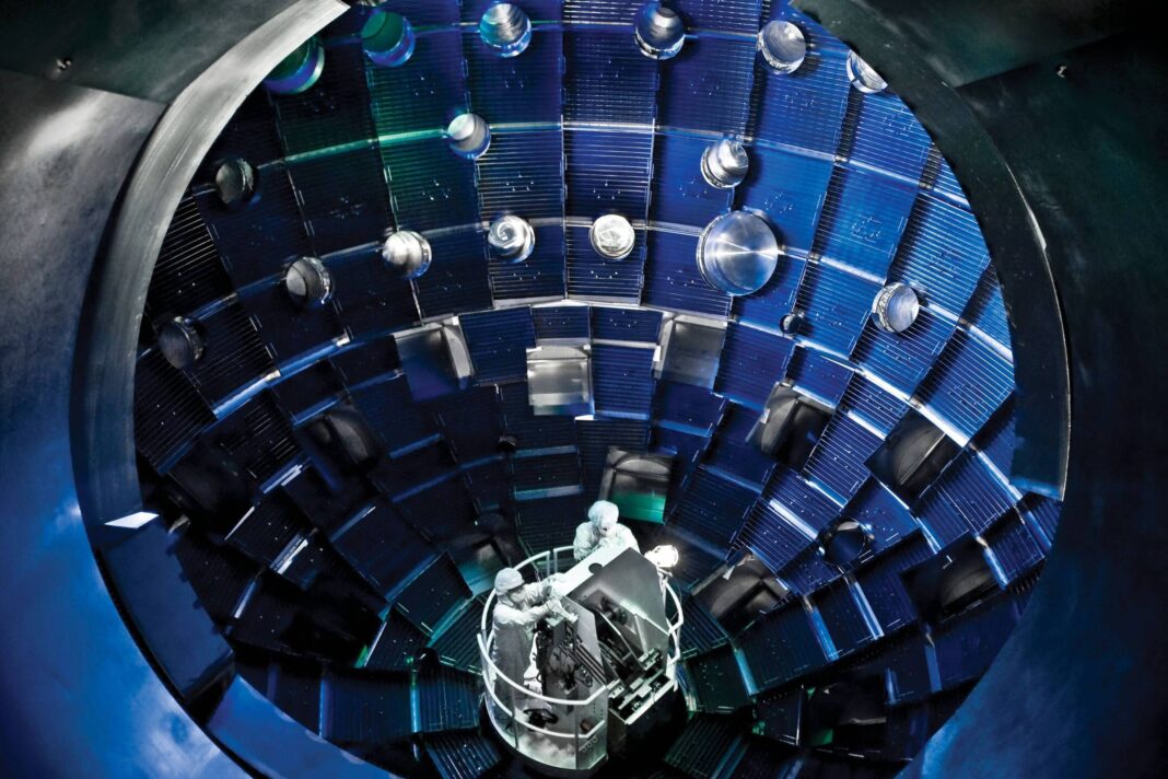 Em 2022, o NIF alcançou a primeira reação de fusão controlada da história a gerar mais energia do que consumiu, produzindo 3,15 megajoules — superando os 2,05 megajoules de um teste anterior. Desde então, os números só aumentaram (Foto: X)