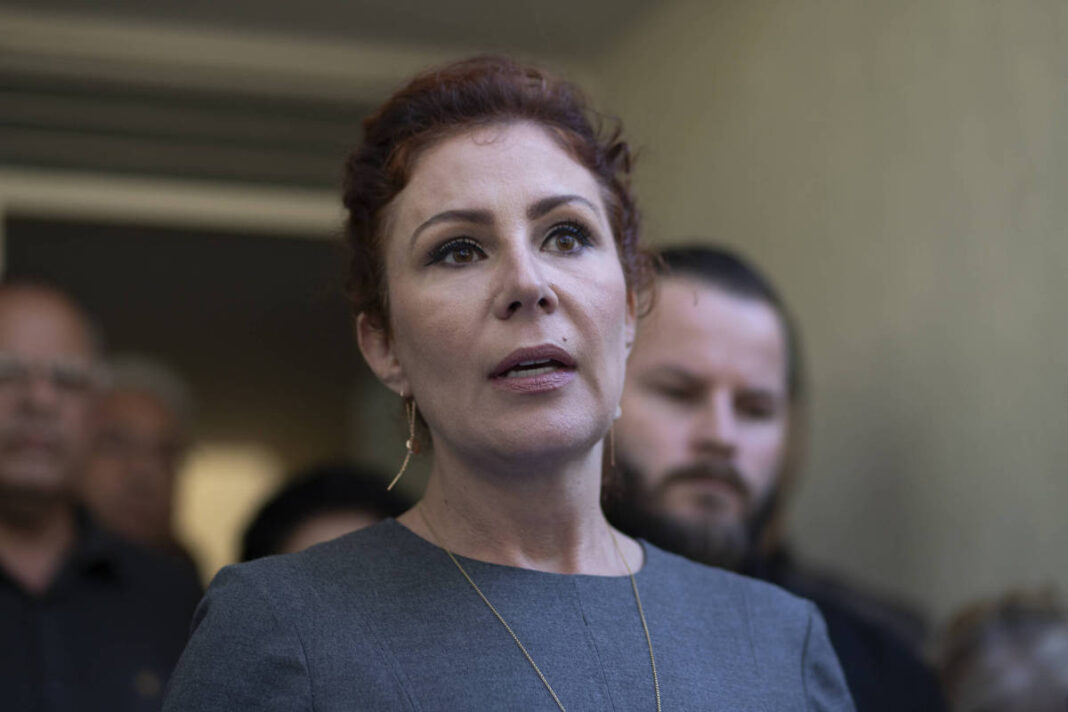 A deputada federal Carla Zambelli (PL-SP) reagiu com indignação à decisão do Supremo Tribunal Federal que a condenou a dez anos de prisão por envolvimento em invasão ao sistema do Conselho Nacional de Justiça (Foto:X)