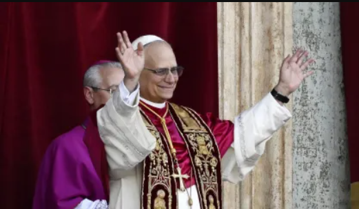 A Igreja Católica vive um momento histórico com a escolha do cardeal norte-americano Robert Francis Prevost como novo líder da instituição (Foto: X)