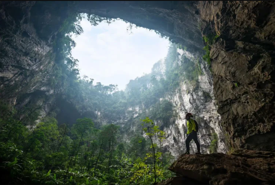 No interior do Vietnã, próximo ao Parque Nacional Phong Nha-Ke Bang, uma fenda escondida no solo leva a um dos ambientes mais surreais da Terra: a caverna Hang Son Doong (Foto: X)
