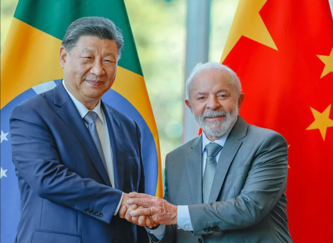 Durante visita oficial à China, o presidente Luiz Inácio Lula da Silva articulou uma série de encontros com lideranças empresariais e conseguiu garantir a promessa de um novo e robusto investimento no Brasil. (Foto: X)