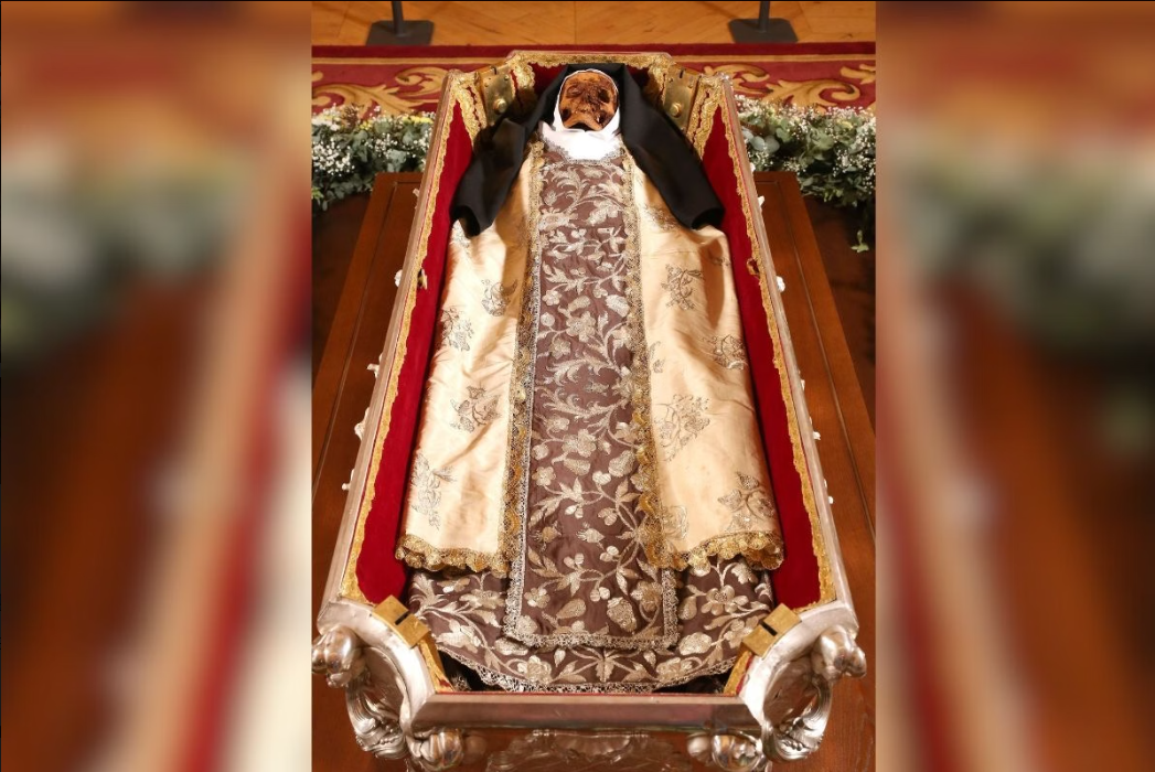 Pela primeira vez desde 1914, os restos mortais de Santa Teresa de Jesus — conhecida também como Santa Teresa de Ávila — estão sendo exibidos ao público na cidade espanhola de Alba de Tormes, na província de Salamanca (Foto: X)