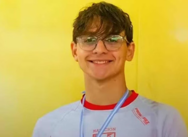 O jovem nadador argentino Matías Bottoni, de 17 anos, ficou paraplégico após um grave acidente durante o aquecimento para uma competição em Buenos Aires (Foto: X)