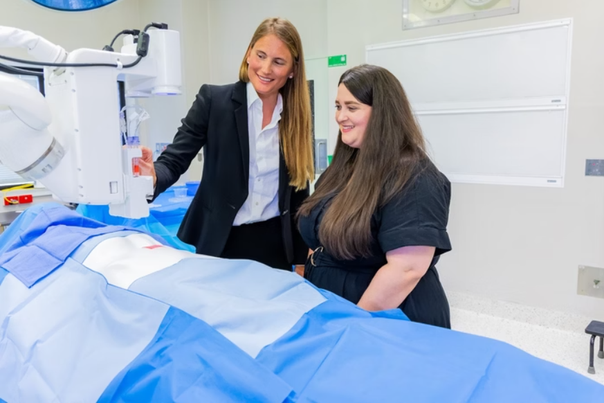 Pela primeira vez, uma paciente recebeu pele impressa em 3D diretamente sobre uma ferida, utilizando células do próprio corpo (Foto: X)