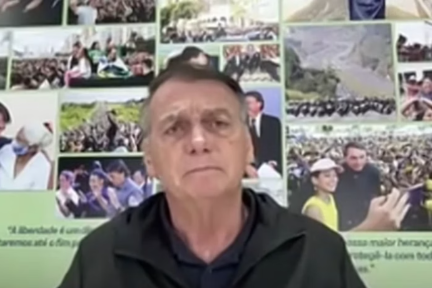 O ex-presidente Jair Bolsonaro (PL) voltou a protagonizar declarações polêmicas ao afirmar, nesta sexta-feira (16/5), que não pretende sair do Brasil, mesmo diante do risco de prisão, e que já espera morrer na cadeia (Foto: X)