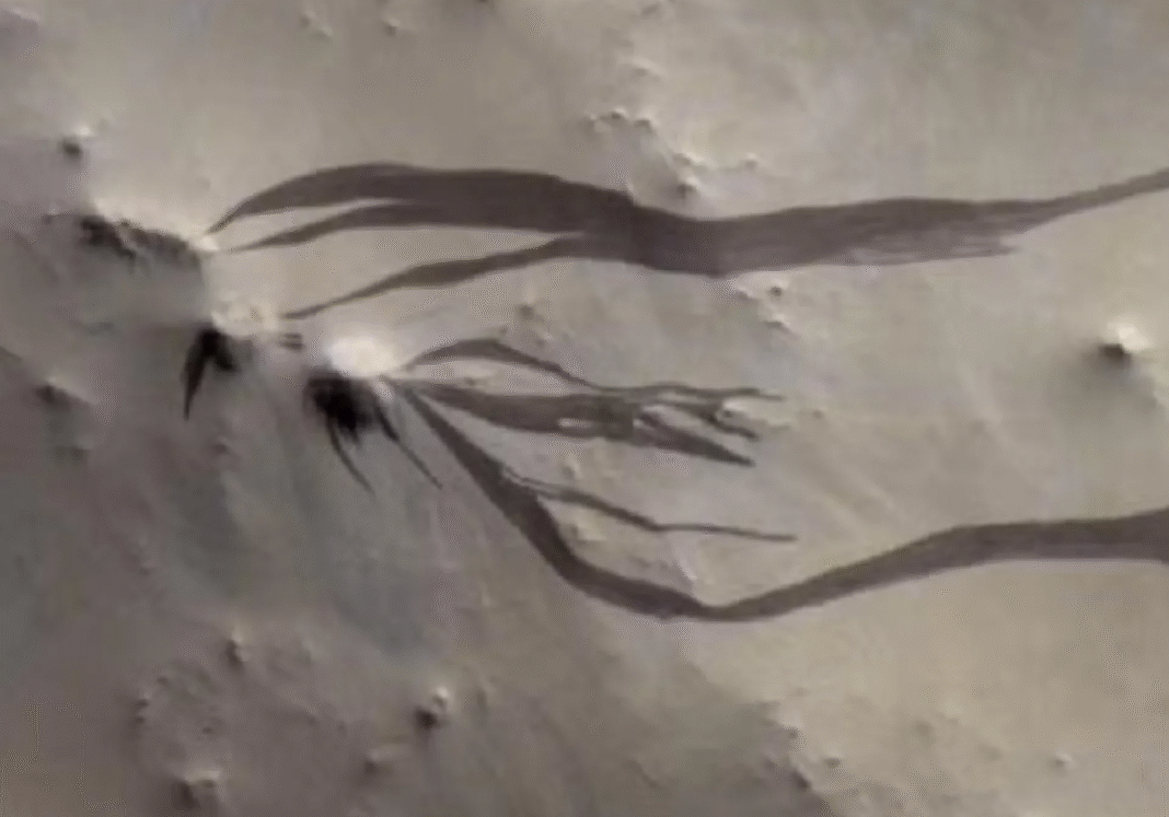 Durante décadas, cientistas acreditaram que longas faixas escuras nas encostas de Marte eram evidência de água líquida fluindo na superfície do planeta (Foto: X)