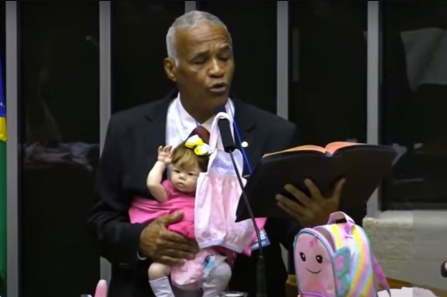 “Não é errado ter carinho por uma boneca, mas não podemos esquecer das crianças de verdade, que passam fome e frio nos abrigos do país”, pontuou (Foto: X)