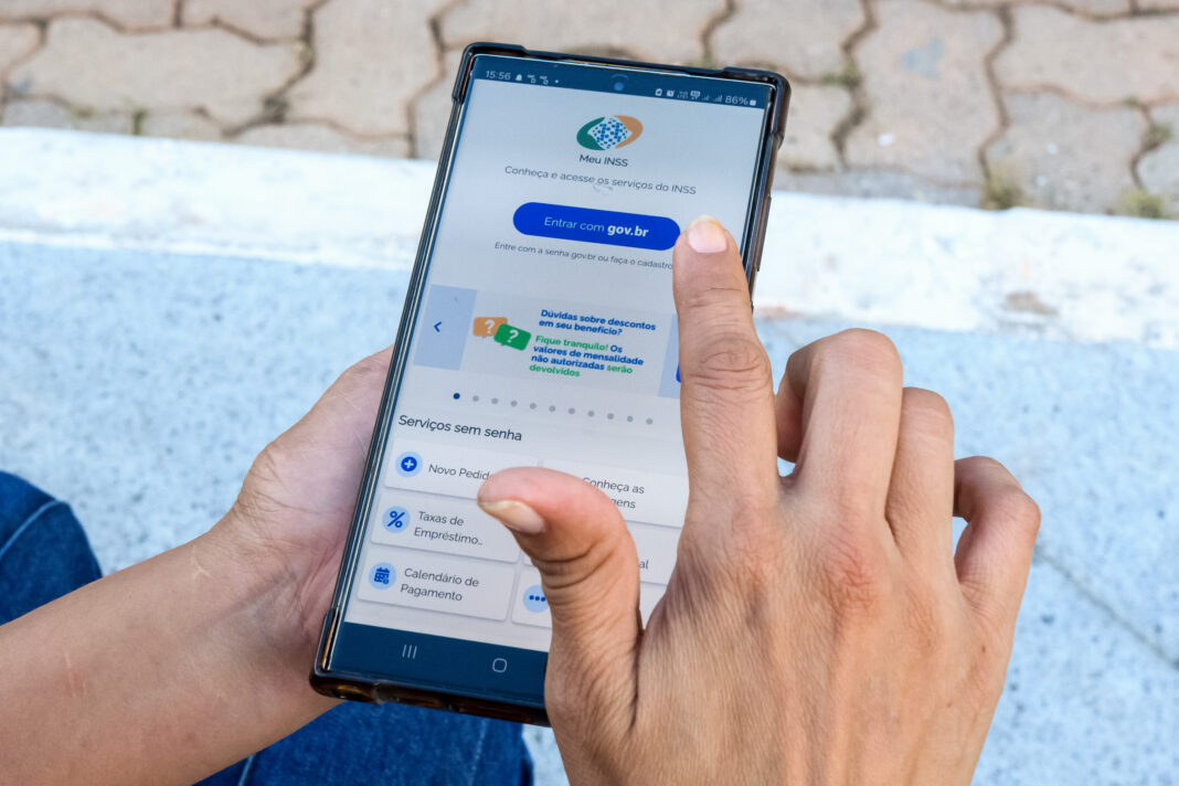 A partir desta sexta-feira (23/5), os desbloqueios de novos empréstimos consignados para beneficiários do Instituto Nacional do Seguro Social (INSS) só poderão ser feitos por meio de biometria, na plataforma Meu INSS — tanto no site quanto no aplicativo (Foto: X)