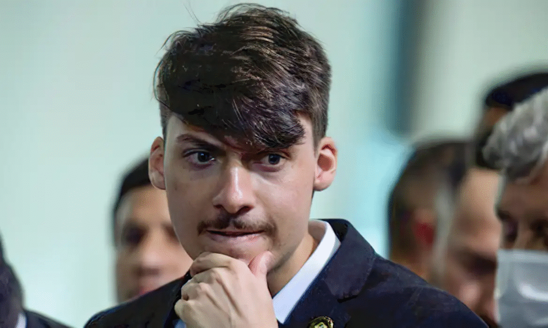 Uma declaração feita pelo vereador Jair Renan Bolsonaro (PL), filho do ex-presidente Jair Bolsonaro, causou desconforto durante uma sessão da Câmara Municipal de Balneário Camboriú (SC), na última quarta-feira (14) (Foto: X)