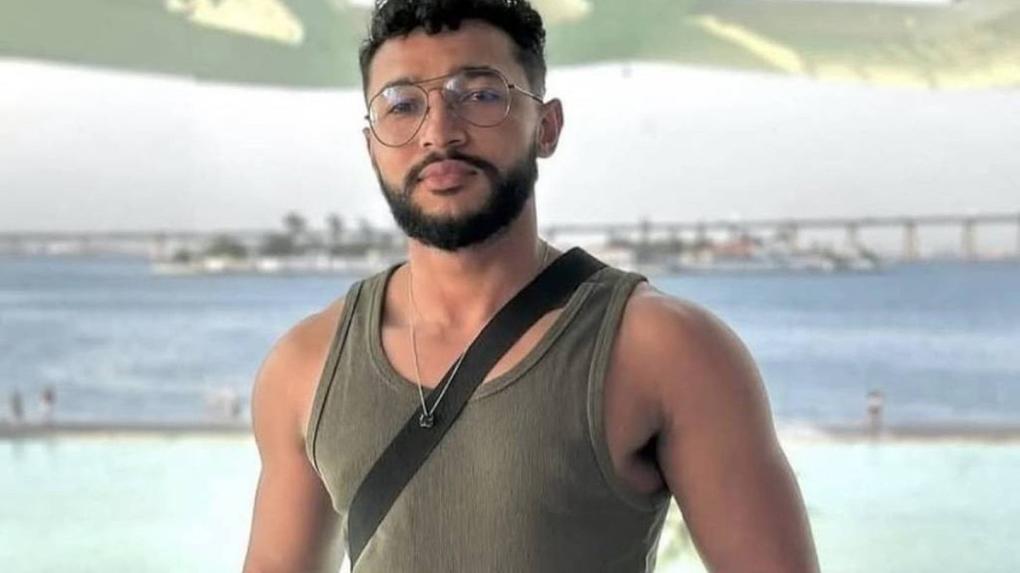 Acompanhado do namorado, Wesley Danilo, Igor decidiu aproveitar os últimos momentos da viagem com um mergulho (Foto: X)