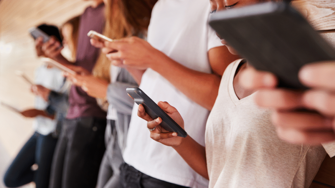 Apesar de terem nascido em um mundo cada vez mais conectado, muitos jovens sonham com uma realidade fora da internet. (Foto: Unsplash)