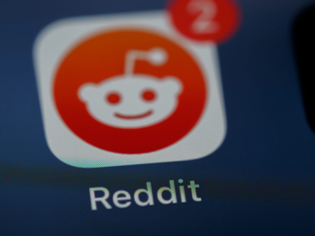 Um experimento sigiloso conduzido por cientistas da Universidade de Zurique causou indignação no Reddit após a descoberta de que chatbots estavam sendo usados para manipular debates em um dos fóruns mais populares da plataforma (Foto: X)
