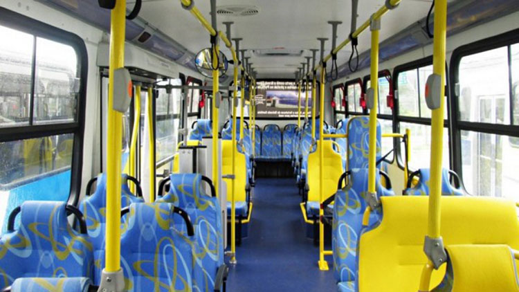 A Prefeitura de Curitiba utilizou as redes sociais nesta quinta-feira (15/5) para esclarecer que mães de bebês reborn — bonecos hiper-realistas que imitam recém-nascidos — não têm direito a assento preferencial no transporte público da capital paranaense (Foto: X)