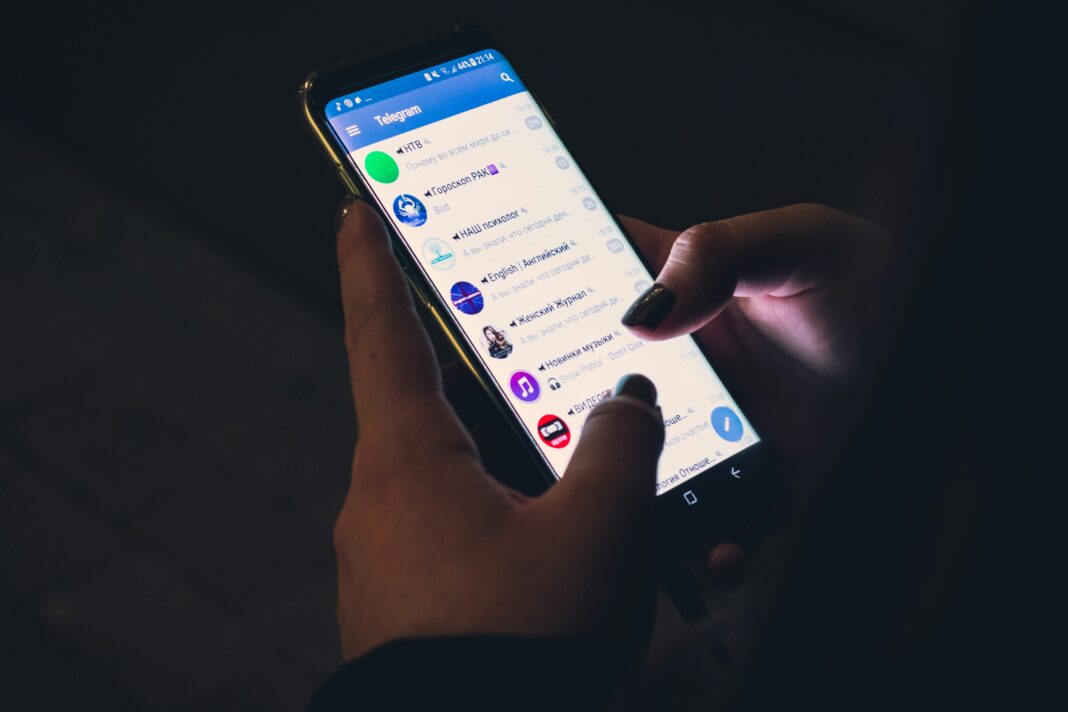 A ascensão de grupos extremistas que operam no submundo digital tem despertado preocupação entre educadores, autoridades e especialistas em segurança da informação (Foto: Unsplash)