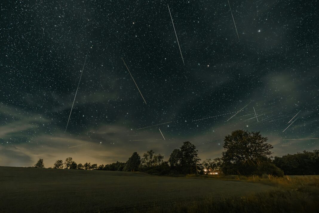 Um verdadeiro show de luzes vai iluminar o céu nas madrugadas desta segunda (6) e terça-feira (7) em várias regiões do Brasil (Foto: Unsplash)