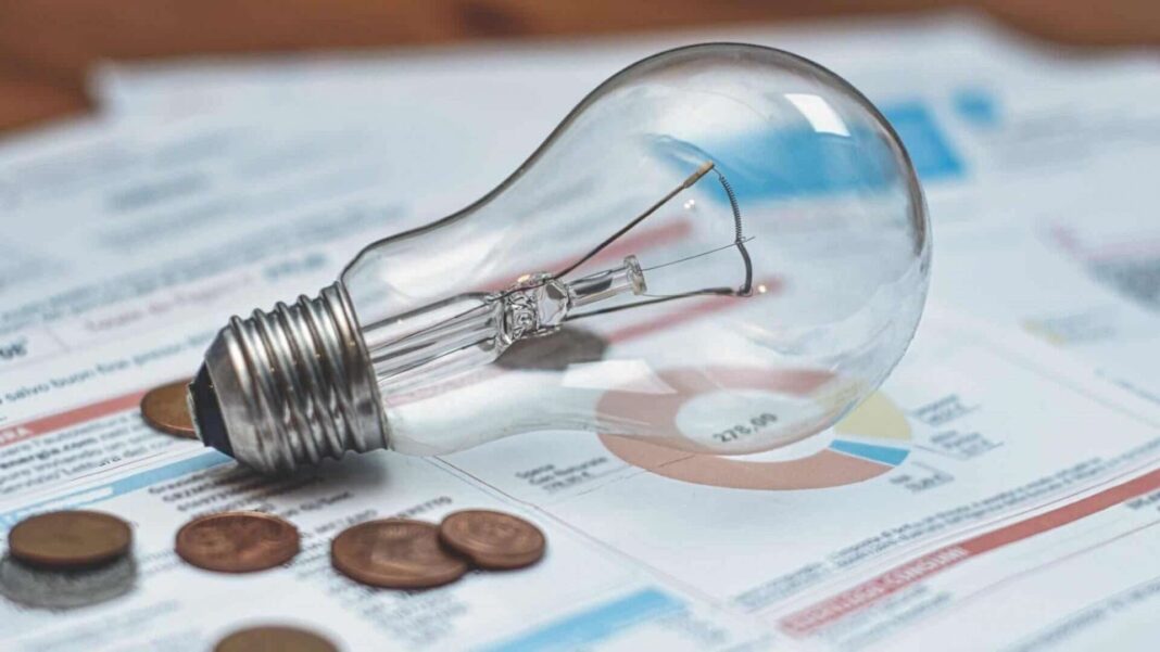 A Agência Nacional de Energia Elétrica (Aneel) anunciou um reajuste que deve impactar o orçamento dos brasileiros já neste mês: a cobrança da bandeira amarela foi retomada nas contas de luz, elevando os custos para os consumidores (Foto: X)