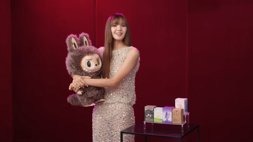 Depois da onda dos bebês reborn, uma nova personagem está tomando conta das redes sociais, especialmente o TikTok: Labubu, uma boneca chinesa com aparência peculiar — um tipo de monstrinho com traços expressivos e um certo charme infantil (Foto: X)
