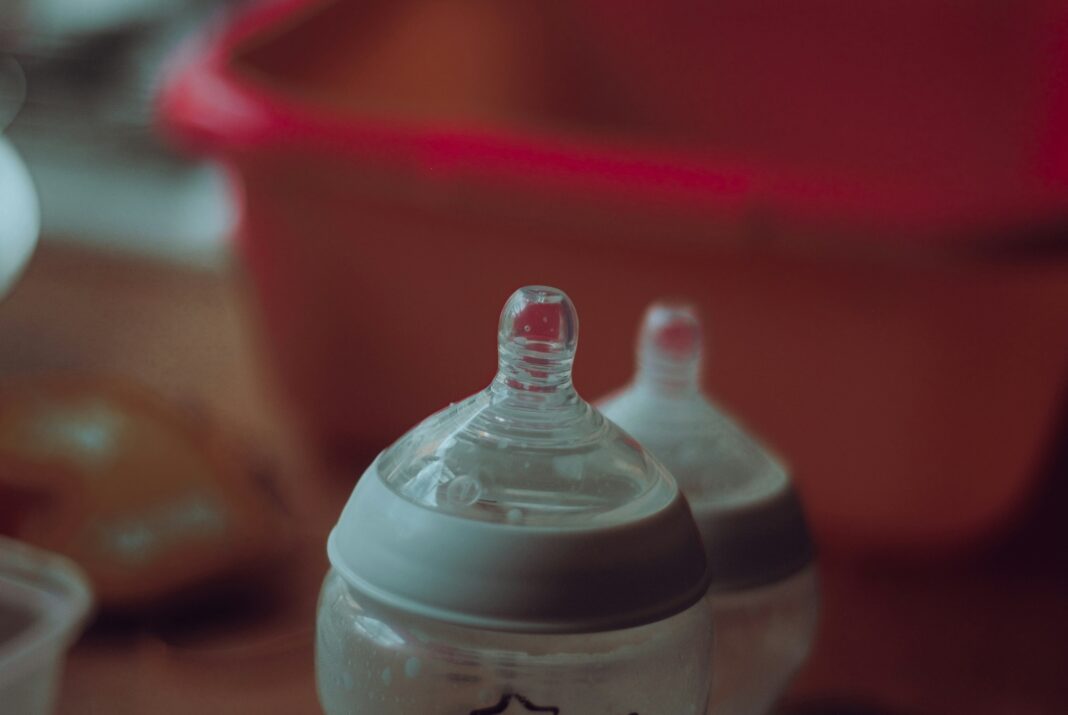 O retorno para casa de uma mãe britânica que amamenta se transformou em um episódio constrangedor após ela ser surpreendida por uma cobrança inesperada no embarque de um voo doméstico (Foto: Unsplash)