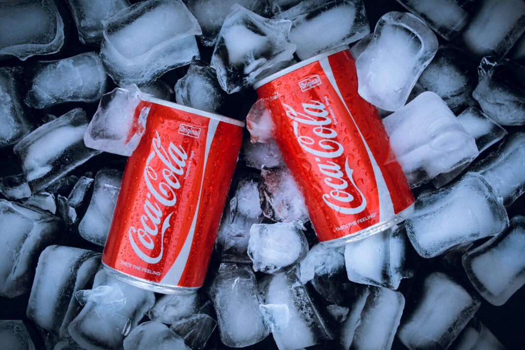 Muito antes de ser símbolo global de consumo e marketing, a Coca-Cola nasceu com uma proposta bem diferente: curar dores de estômago (Foto: Unsplash)