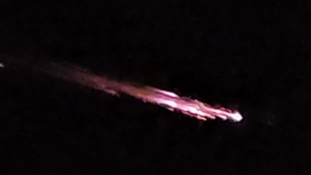 Uma intensa faixa de luz cruzou o céu de diversos estados brasileiros no início da noite de quarta-feira (14), despertando a curiosidade de moradores em regiões como Mato Grosso, Goiás, Distrito Federal, Minas Gerais e Bahia. (Foto:X)