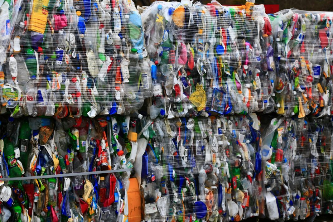 Um deles será destinado às marcas que utilizam plástico reciclado em suas embalagens e mercadorias, enquanto o outro certificará empresas recicladoras que transformam resíduos plásticos em novos insumos (Foto: Unsplash)