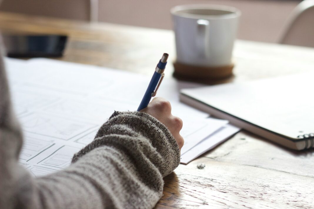 Segundo o estudo, 29% da população entre 15 e 64 anos não tem habilidades básicas para interpretar textos curtos ou compreender informações simples como valores e números de telefone (Foto: Unseen Studio/ Unsplash)