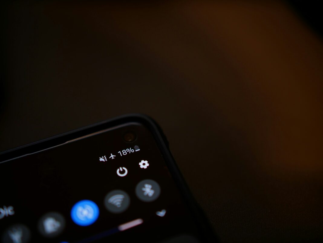 Ao embarcar em um avião, o aviso é quase automático: “coloque seu celular em modo avião”. (Foto: X)