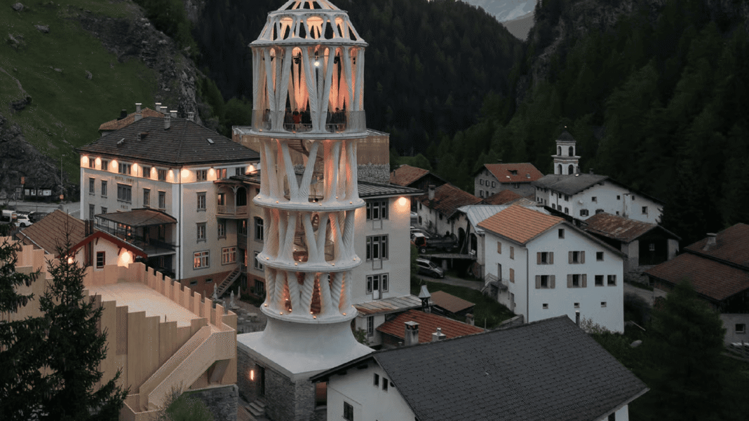 A pequena vila de Mulegns, nos Alpes suíços, ganhou uma nova atração arquitetônica: o Tor Alva, considerado o prédio impresso em 3D mais alto do mundo (Foto: X)