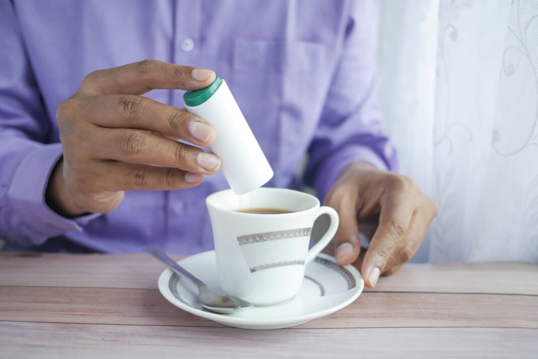 Alternativa amplamente utilizada por quem busca reduzir o consumo de açúcar, o aspartame está presente em milhares de produtos, como refrigerantes diet, balas, gomas e medicamentos (Foto: Unsplash)
