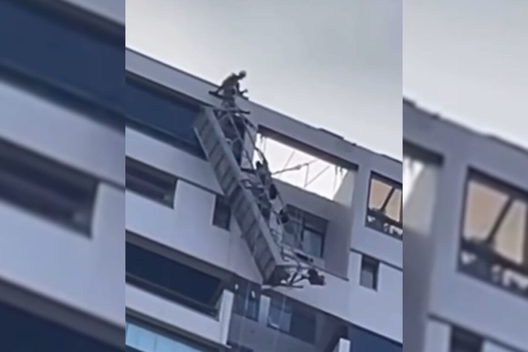 Dois operários passaram por momentos de puro desespero na tarde desta quarta-feira (14), após um andaime ceder durante uma obra de manutenção em um prédio de luxo na Avenida Ruy Frazão Soares, na Barra da Tijuca, Zona Oeste do Rio. (Foto: X)