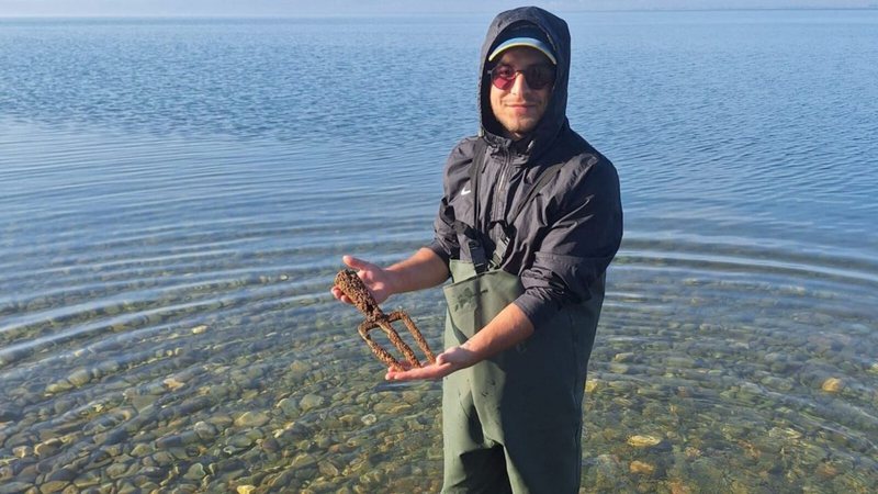 Uma pescaria rotineira no interior da Turquia acabou ganhando contornos quase mitológicos após um pescador localizar um objeto de aparência incomum em sua rede. (Foto: X)